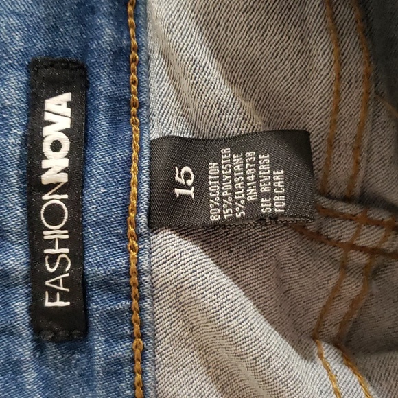 FASHION NOVA DISTRESSED JEANS - Picture 3 of 3